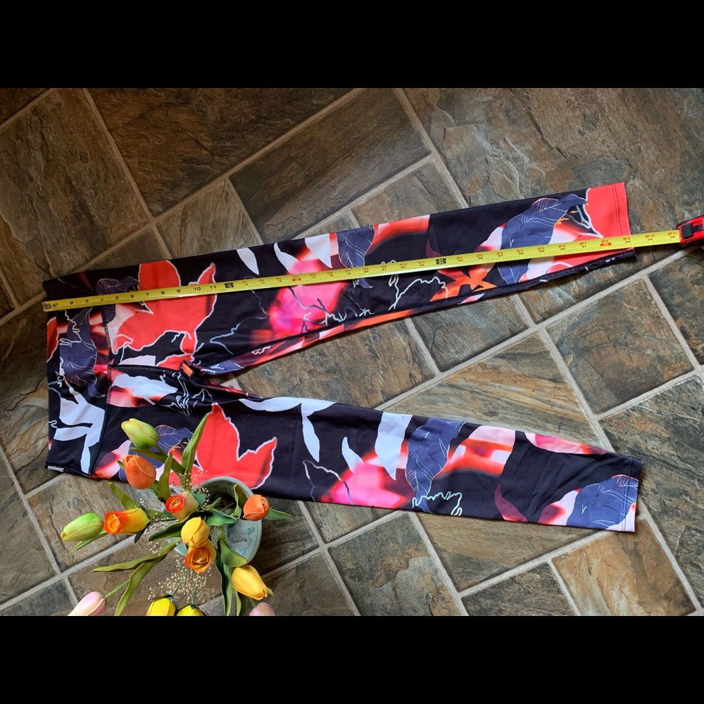 NWOT Super cute printed leggings in size xsmall
